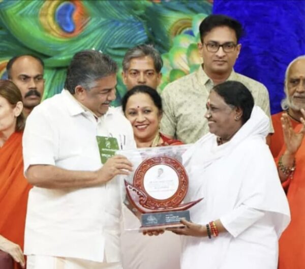 മാതാ അമൃതാനന്ദമയിയുടെ 72-ാം പിറന്നാള്‍ ആഘോഷതൊടാനുബന്ധിച്ചു നടന്ന പരിപാടിയില്‍ ആയിരുന്നു ആദരം.