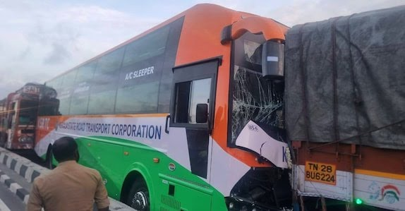 അപകടത്തിൽ പെട്ട് കെഎഎസ്ആർടിസി എസി സ്ലീപ്പർ ബസ്.