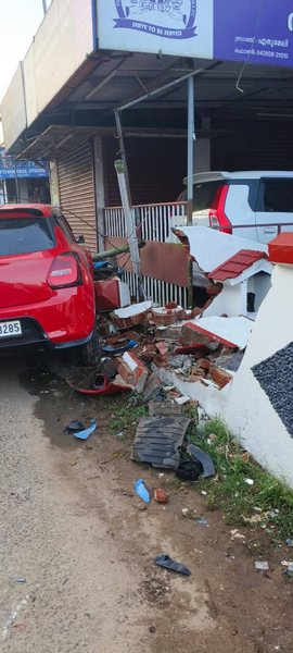 നിയന്ത്രണം തെറ്റിയ കാർ ഇടിച്ച് സ്‌കൂട്ടർ യാത്രികന് ഗുരുതര പരിക്ക്.