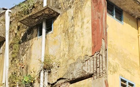 കോൺക്രീറ്റ് പാളികൾ വീഴുന്നു.