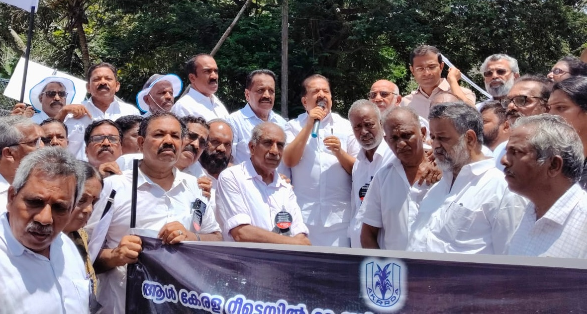 റേഷൻ വ്യാപാരികളുടെ ആവശ്യങ്ങൾ പരിഗണിക്കണം: രമേഷ് ചെന്നിത്തല.