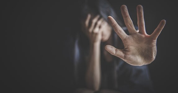 നായ മൂത്രമൊഴിച്ചത് കഴുകാൻ ആവശ്യപ്പെട്ടതിന് അമ്മയെ കുത്തി.