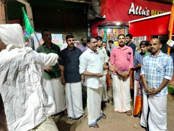 മുഖ്യമന്ത്രിയുടെ കോലം കത്തിച്ചു.