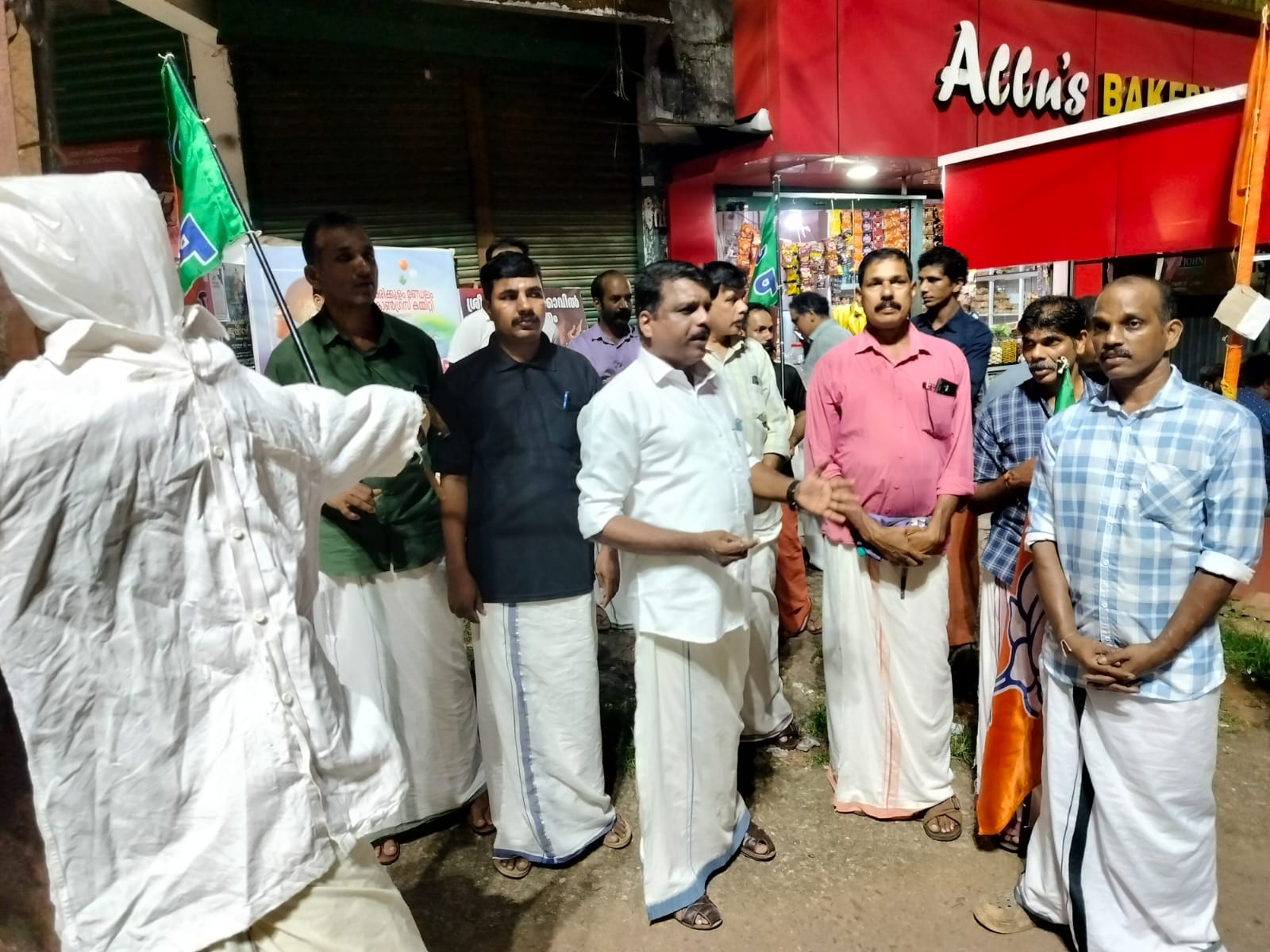 മുഖ്യമന്ത്രിയുടെ കോലം കത്തിച്ചു.