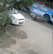 സ്വന്തംവീടിന്റെ മുൻപിൽവെച്ച് സ്കൂൾ വാൻ ഇടിച്ച് 3 വയസ്സു കാരൻ മരിച്ചു.