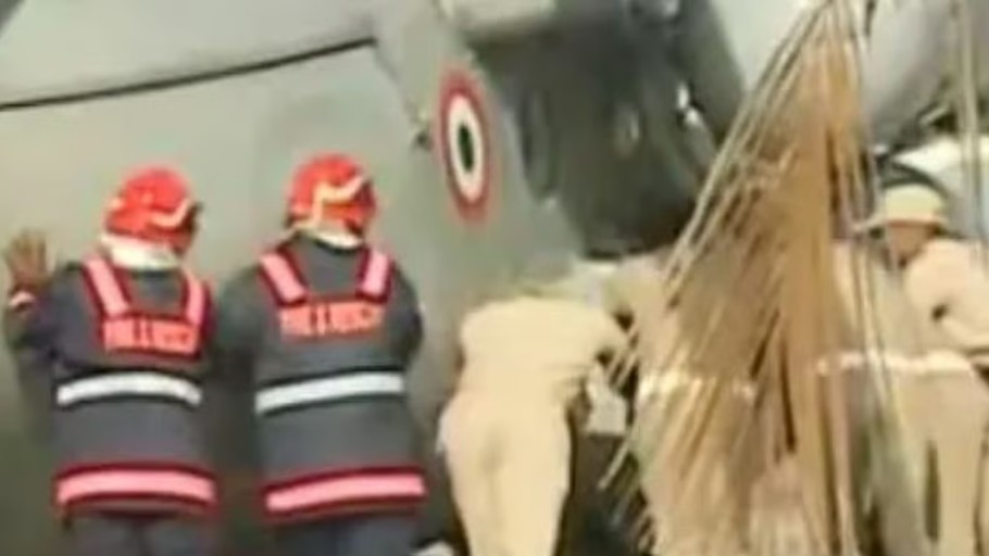 രാഷ്ട്രപതിയുടെ ഹെലികോപ്റ്ററിൻ്റെ ചക്രങ്ങൾ കോൺക്രീറ്റിൽ താഴ്ന്നു.