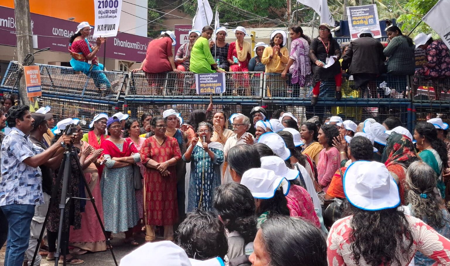 മുഖ്യ മന്ത്രിയുടെ വസതിയിലേക്ക് ആശ പ്രവർത്തകർ മാർച്ച്‌ നടത്തി.