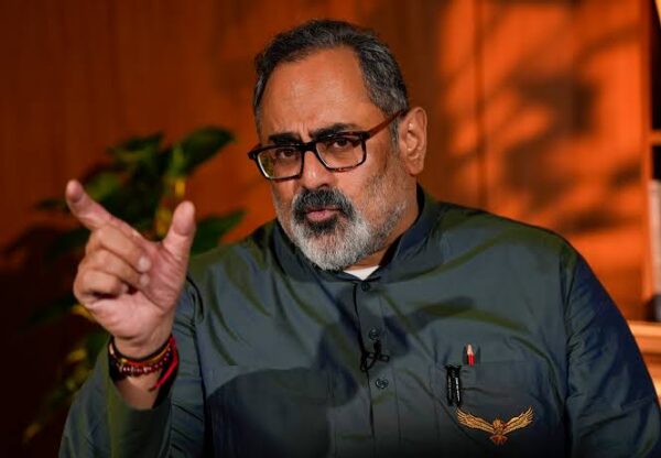 റിപ്പോർട്ടർ ടിവിക്കെതിരെ100 കോടി രൂപയുടെ മാനനഷ്ടക്കേസ് നൽകി.