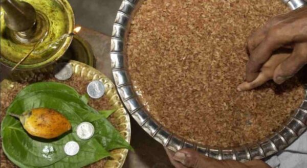ആദ്യക്ഷരം കുറിക്കാന്‍ കുരുന്നുകള്‍.