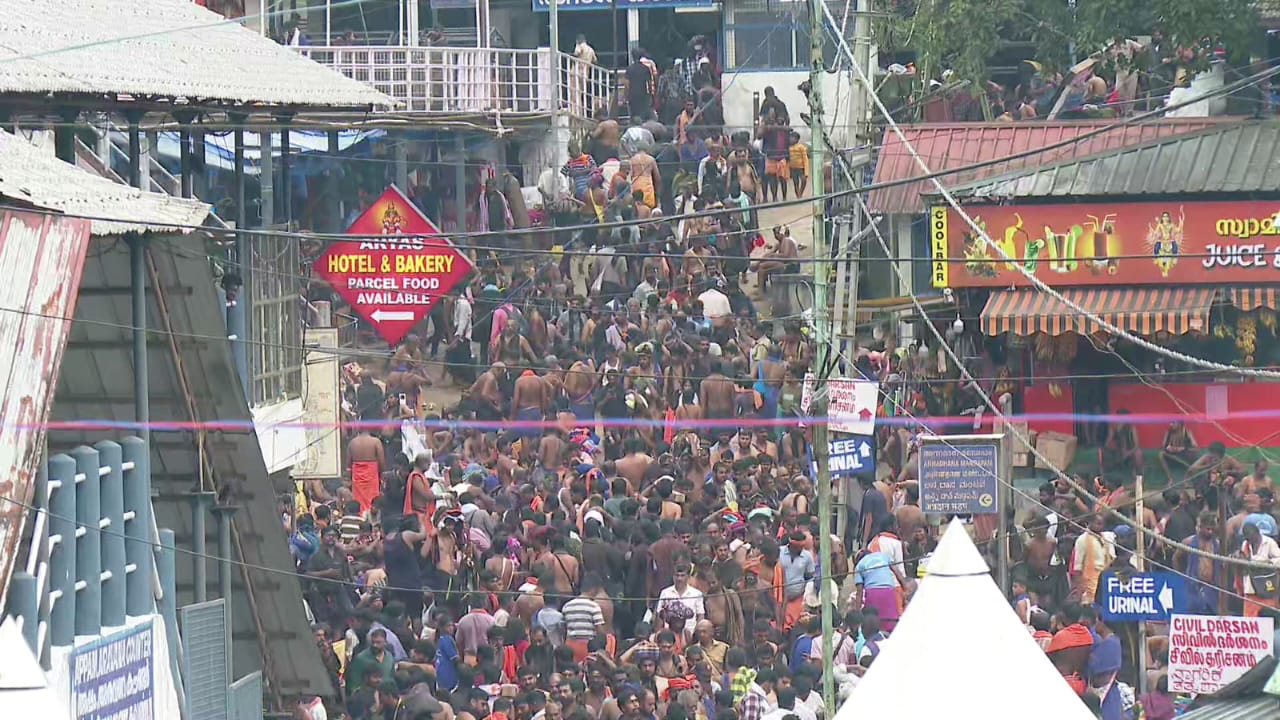 ശബരിമലയിൽ അഭൂതപൂർവ്വമായ ഭക്തജനത്തിരക്ക്