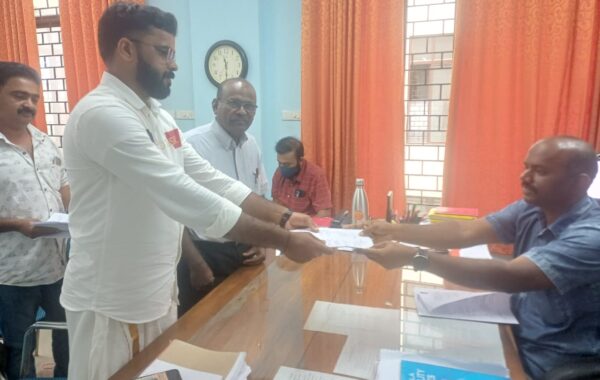 കോൺഗ്രസ്‌ വിമതൻ പത്രിക സമർപ്പിച്ചു