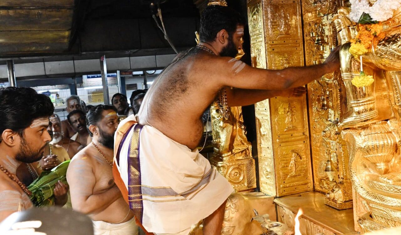 വൃശ്ചികപ്പുലരിയിൽ ശബരീശനെ വണങ്ങി ഭക്തസഹസ്രങ്ങൾ.