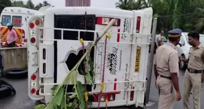 ശബരിമല തീര്‍ത്ഥാടകര്‍ സഞ്ചരിച്ച വാഹനം നിയന്ത്രണം വിട്ട് മറ‍ിഞ്ഞു