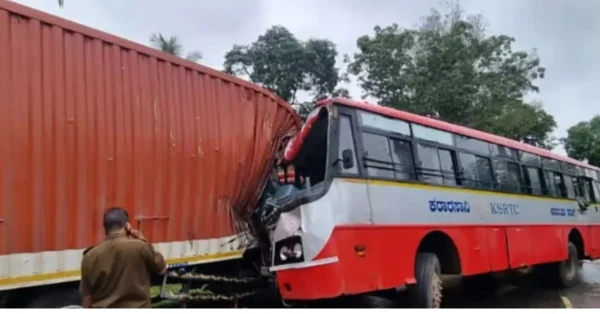 ലോറിയിടിച്ച് സ്ലീപ്പർ ബസിന് തീപിടിച്ചു