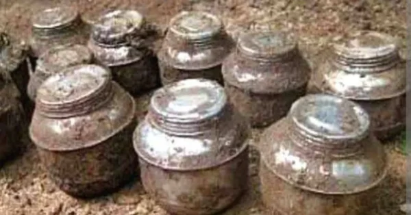 വാതിലിന് സമീപം സ്റ്റീൽ ബോംബ്