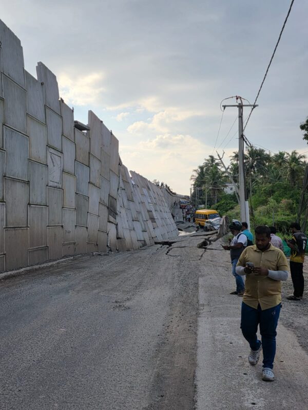 ദേശീയ പാത പിളർന്നു