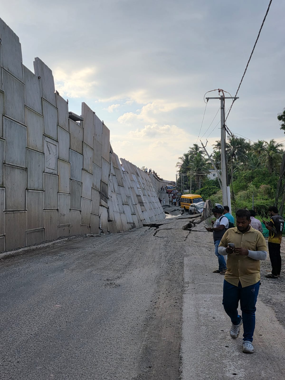 ദേശീയ പാത പിളർന്നു