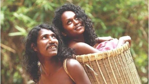 ഗുഹകളിൽ അവർ ക്യാമറയ്ക്ക് മുന്നിൽ