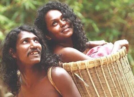 ഗുഹകളിൽ അവർ ക്യാമറയ്ക്ക് മുന്നിൽ