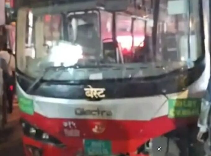 ബ​സ് ഇ​ടി​ച്ചു​ക​യ​റി നാ​ലു പേ​ർ മ​രി​ച്ചു