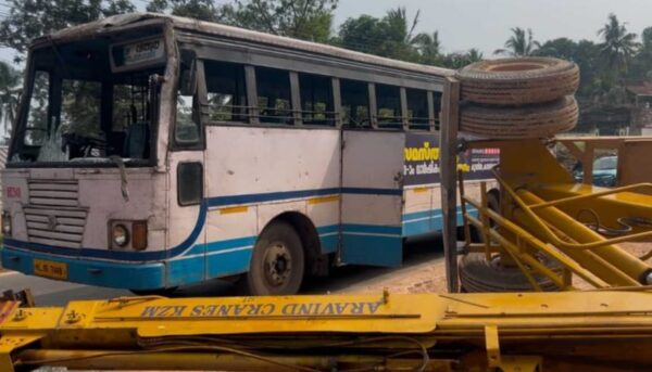 കെ​എ​സ്ആ​ർ​ടി​സി ബ​സും ക്രെ​യി​നും കൂ​ട്ടി​യി​ടി​ച്ച് അ​പ​ക​ടം