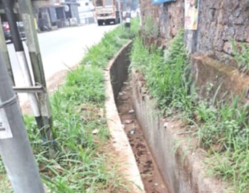 എം​സി റോ​ഡിലെ ഓ​ട​ക​ൾ തു​റ​ന്നു​ത​ന്നെ