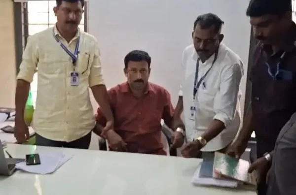 പോക്കുവരവിന് 2000 രൂപ കൈക്കൂലി