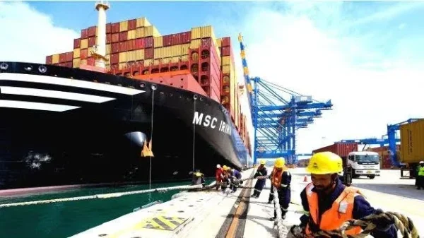 ഒരേസമയം 4 അമ്മക്കപ്പലുകൾ