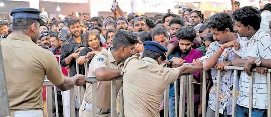 നടൻ മോഹൻലാൽ എത്തുമ്പോൾ ജനക്കൂട്ടം