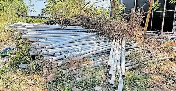 വഴിയിൽ കിടന്നു പാഴാകുന്നു