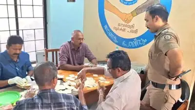 സൂക്ഷിച്ചത് പ്ലാസ്റ്റിക് ടിന്നില്‍, ഒപ്പം സൗദി റിയാലും