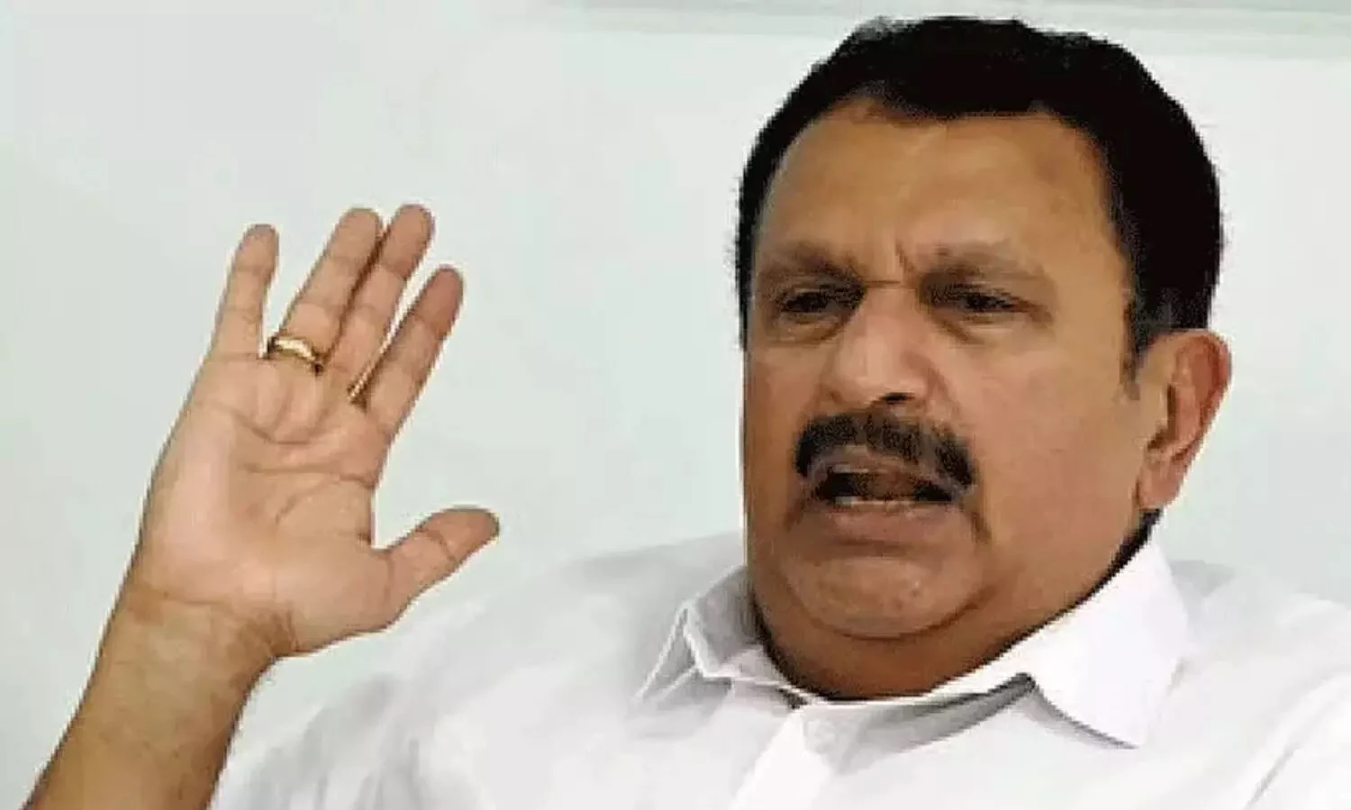 തന്ത്രിയെ മറയാക്കി മന്ത്രിയെ രക്ഷിക്കാൻ നോക്കേണ്ട