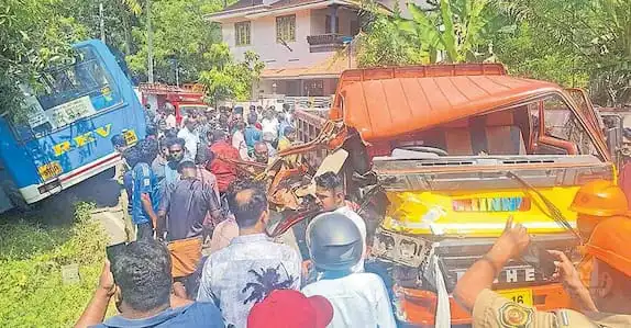സ്വകാര്യ ബസും ടിപ്പറും കൂട്ടിയിടിച്ച് അഞ്ചു പേർക്ക് പരുക്ക്