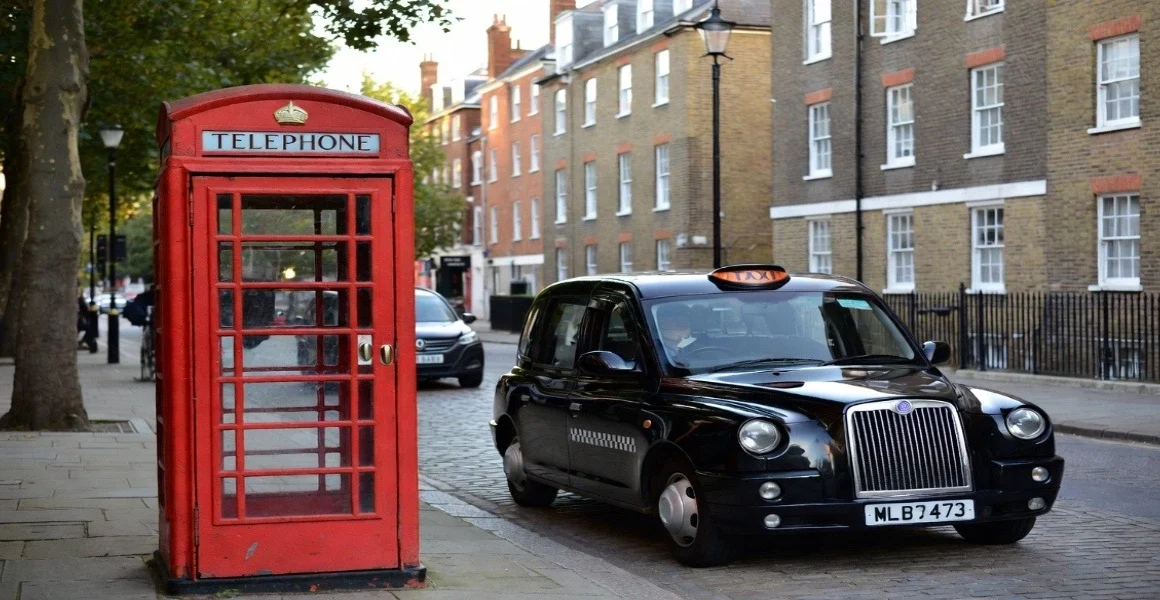 നാട്ടിലെ ശീലം വിദേശത്ത് വേണ്ട; ബ്രിട്ടനിൽ മുറുക്കിത്തുപ്പുന്ന ഇന്ത്യക്കാർക്ക് വൻ പിഴ!