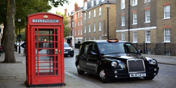 നാട്ടിലെ ശീലം വിദേശത്ത് വേണ്ട; ബ്രിട്ടനിൽ മുറുക്കിത്തുപ്പുന്ന ഇന്ത്യക്കാർക്ക് വൻ പിഴ!