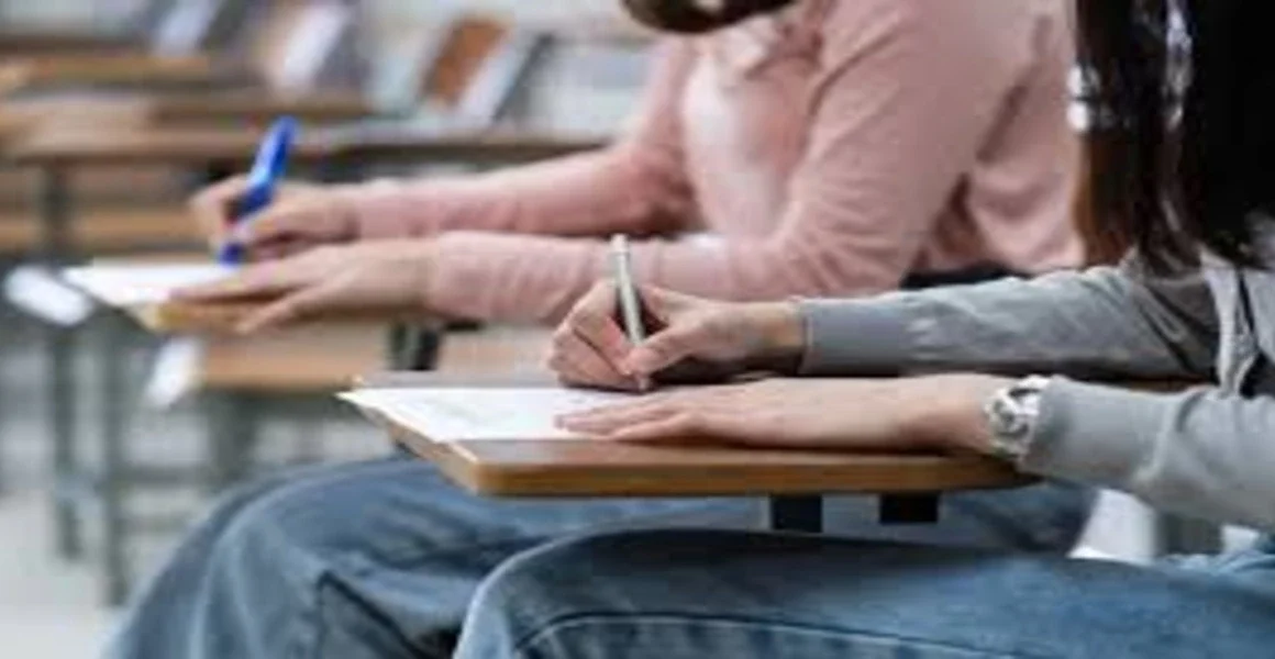 ഗൾഫിൽ പരീക്ഷകൾ റദ്ദാക്കി! എസ്എസ്എൽസി, പ്ലസ് ടു വിദ്യാർത്ഥികൾ ശ്രദ്ധിക്കുക; പുതിയ അറിയിപ്പ് ഇങ്ങനെ…