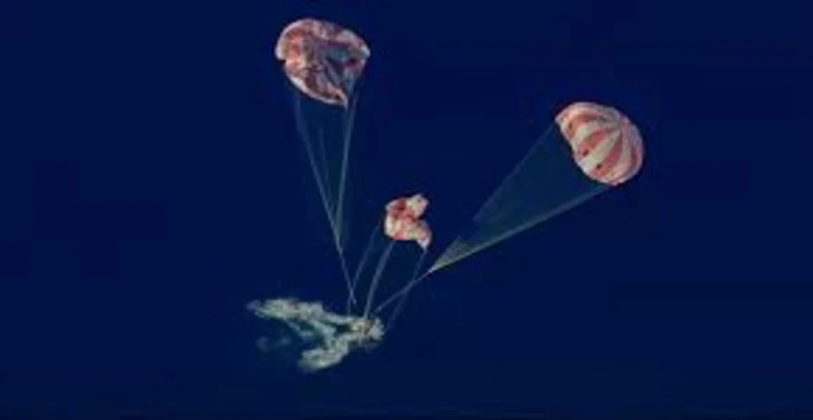 കടലിലിറങ്ങിയ പേടകത്തിൽ നിന്ന് നടന്നുനീങ്ങുന്ന വീരനായകർ! ആർട്ടെമിസ് 2 ദൗത്യത്തിന് പര്യവസാനം; ലോകം ആവേശത്തിൽ…